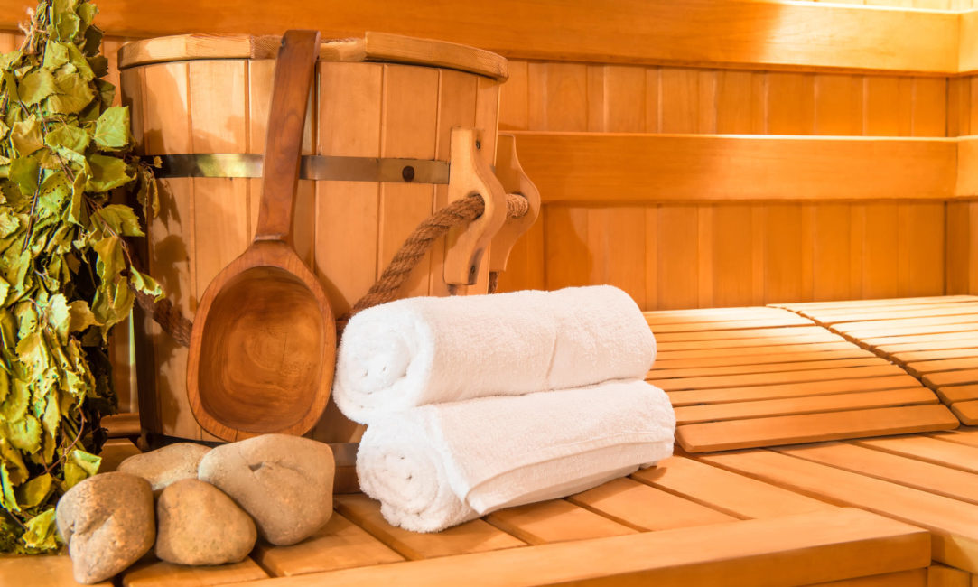Zwei Handtücher in einer Sauna